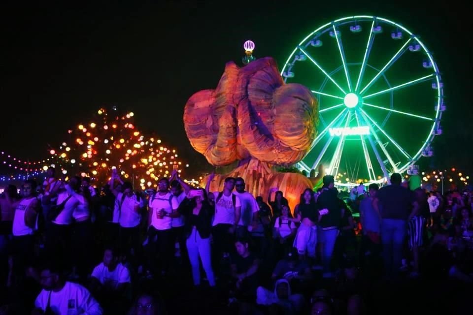 Un espectáculo de luces enorme se vivió este domingo en el EDC.