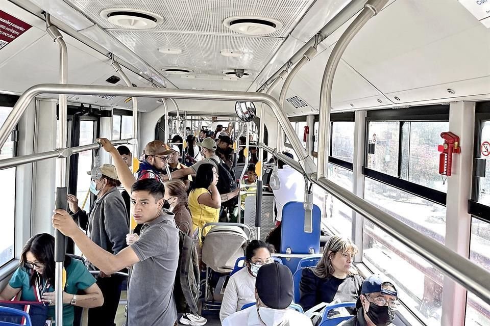 Calzada Ermita Iztapalapa, casi esquina Las Torres. Es domingo y no faltan usuarios.