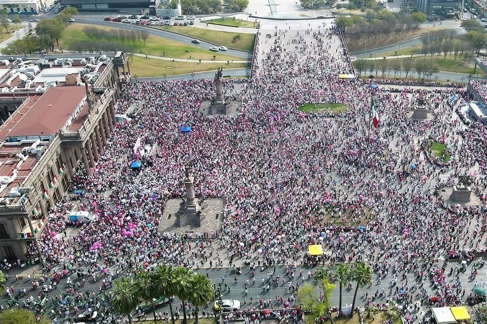 La Macroplaza también lució llena de manifestantes.