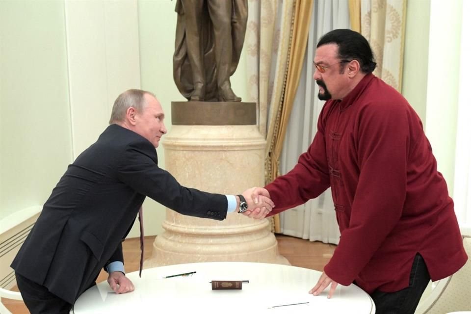 El Presidente de Rusia, Vladimir Putin, concedió la 'Orden de la Amistad' al actor Steven Seagal por el apoyo que le ha brindado.