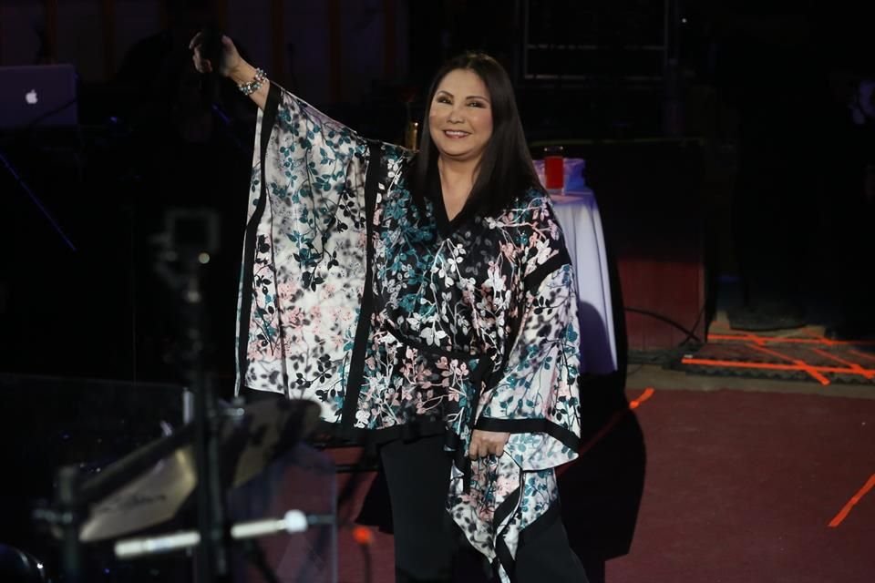 Ana Gabriel se disculpó arremeter contra su público al no permitirle hablar sobre política durante un concierto en EU.