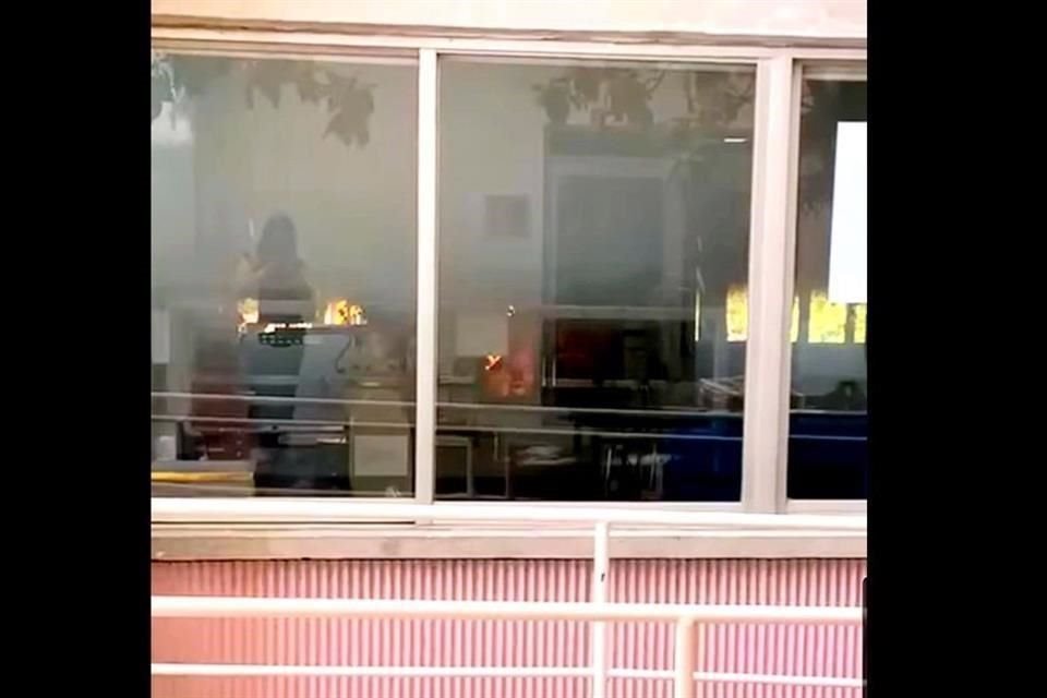 El fuego se registró en Laboratorio de Ingeniería ubicado en el edificio 3 del plantel.