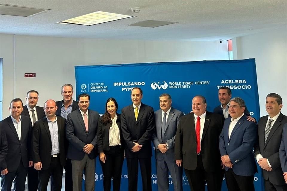 Eugenio Reyes, director del WTC de la UANL, junto a Santos Guzmán, Rector de la UANL, posan con directivos de empresas grandes que 'adoptaron' en conjunto a unas 100 pymes.