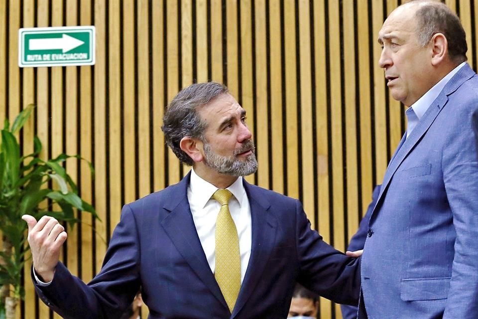 Lorenzo Córdova, presidente del INE, y el coordinador de los diputados del PRI, Rubén Moreira, ayer en la sesión del órgano electoral.