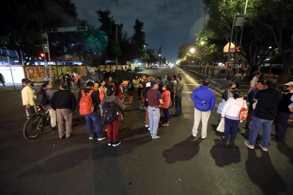 -Vecinos de la Colonia Ajusco se manifestaron el lunes en contra de la sustitución de tuberías, en el cruce de Avenida Aztecas y Rey Topiltzin.