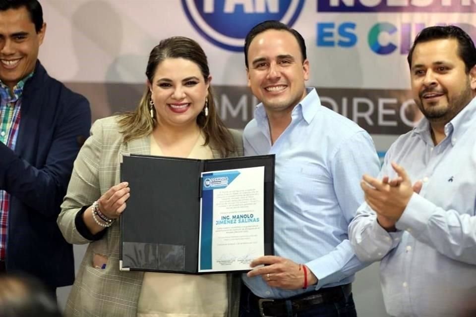 La dirigente estatal del PAN en Coahuila, Elisa Maldonado, entrega la constancia a Manolo Jiménez como su candidato por la Gubernatura.