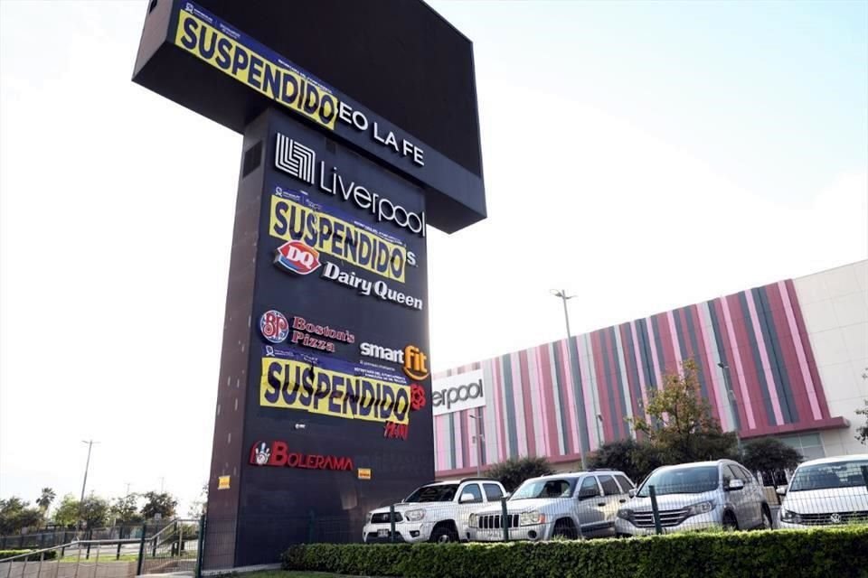 Los sellos de suspensión fueron colocados en una torre de publicidad colocada junto a la Avenida Miguel Alemán.