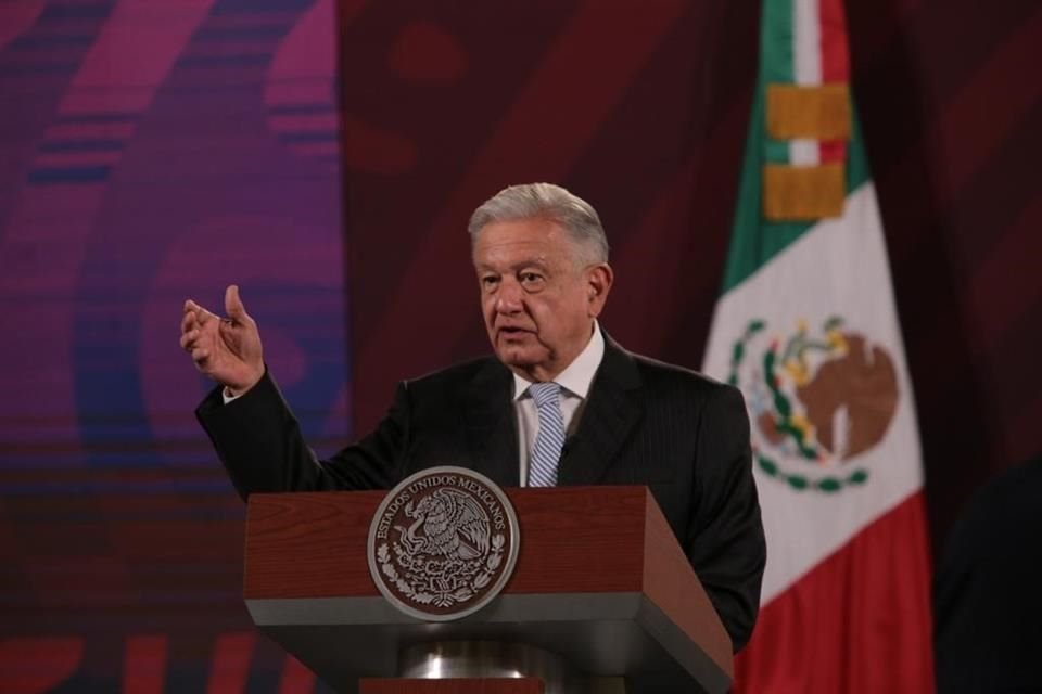 El Presidente en conferencia de prensa.