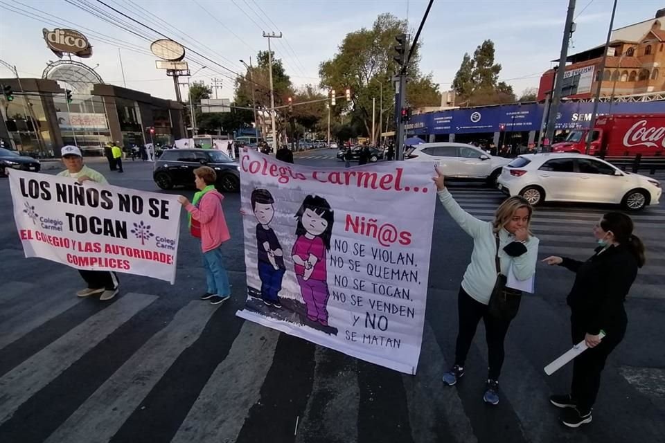 En marzo de 2023, padres de familia realizaron bloqueos en Avenida Cafetales, esquina con Calzada del Hueso, para exigir justicia se atendiera el caso de abuso sexual a menores en una escuela