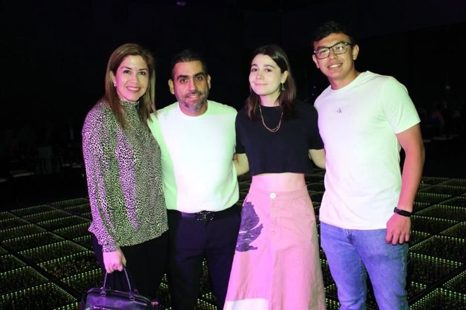 Erika Vazquez de Romano, Alejandro Romano, Michelle Romano y Erik Trujillo