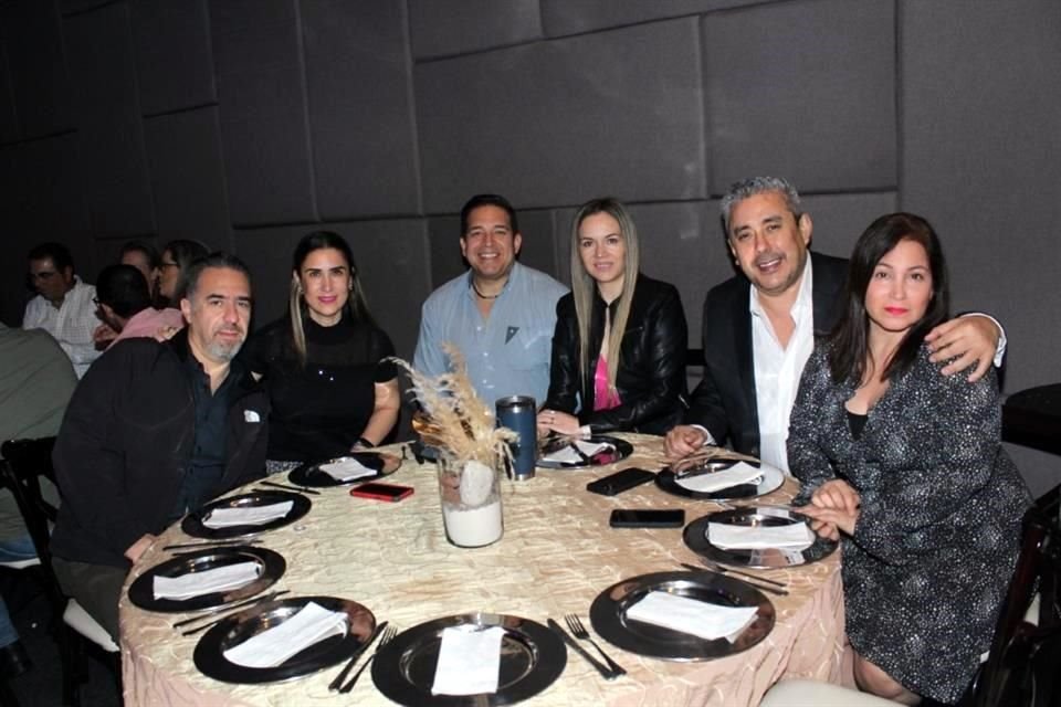 César Decanini, Yoyis Decanini, Irving Serment, Brenda Fabela, Hugo Ramones y Lariza González