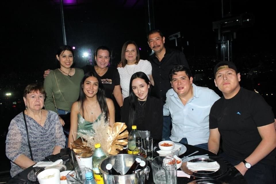 Michell Rodríguez, Paty Puente, Mary Puente, Miguel Leal, Armandina Cantú, Fernanda Leal, Ale Lozada, Micky Leal y Malcolm Leal