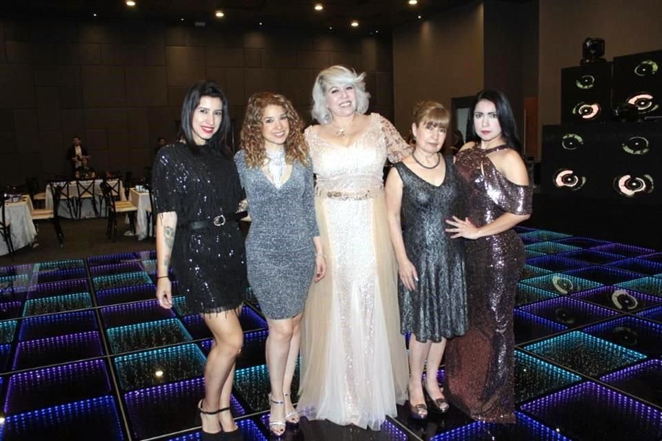 Mónica Salazar, Betsy Lerma, Pery Lerma, Laura Lozada 
y Lorena Lerma