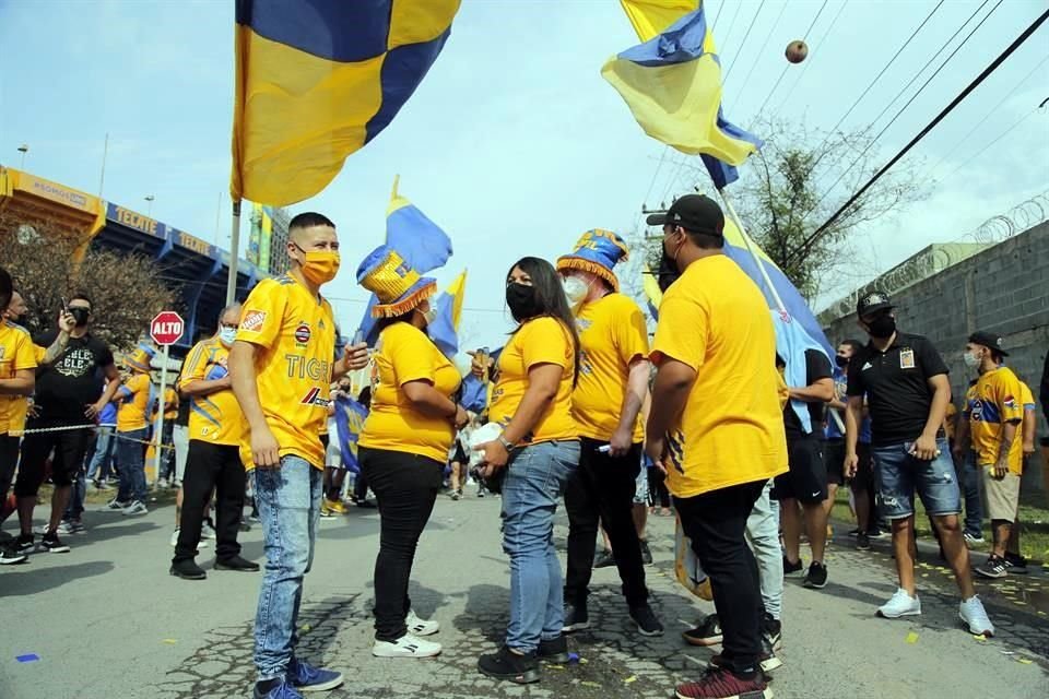 Familiares y aficionados de Tigres Femenil esperaron la llegada del equipo para enviarles buena vibra.