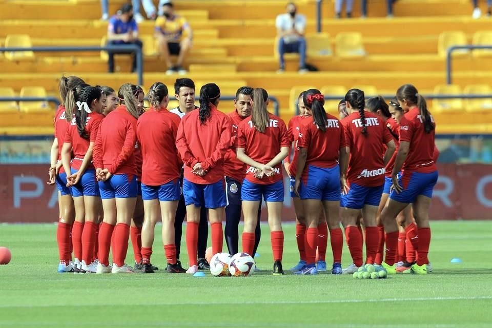 Los equipos saltaron a la cancha del Uni para hacer su calentamiento.