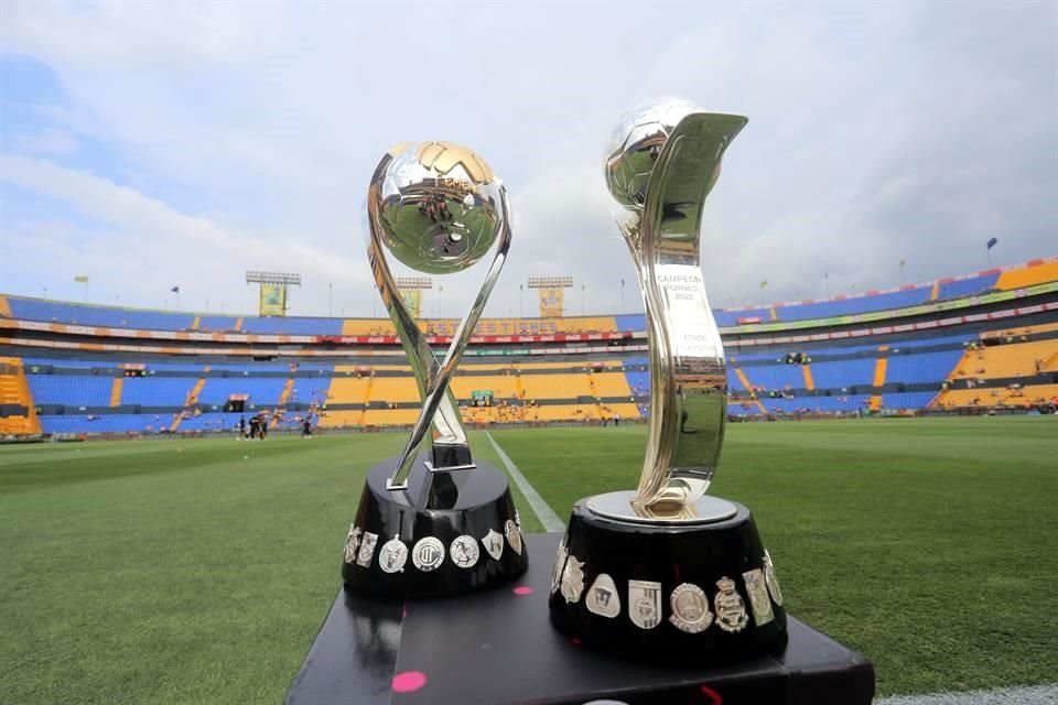 En la cancha del Uni lucen brillantes los trofeos de la Liga MX y de Campeón de Campeones.