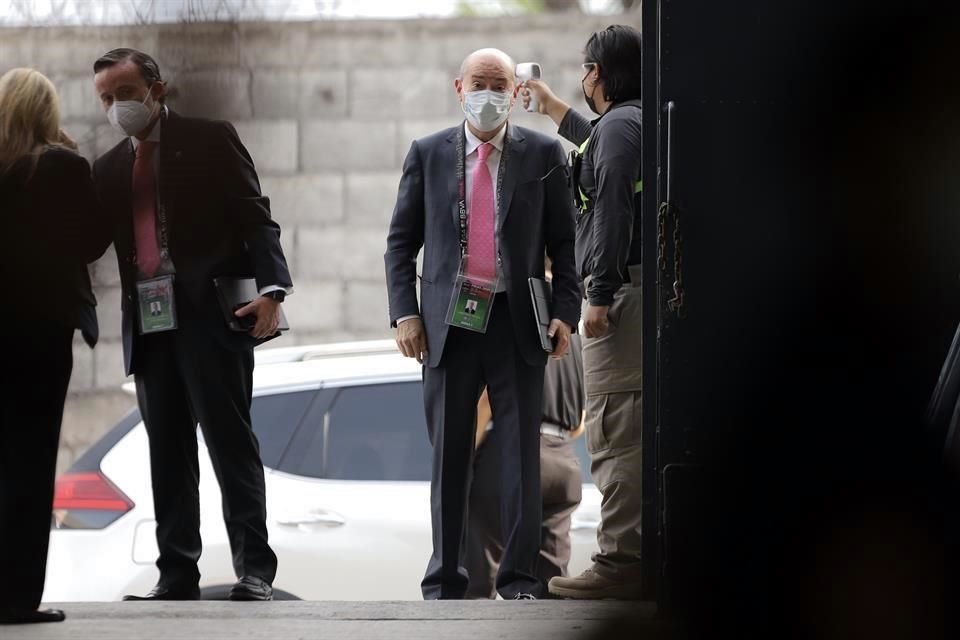 Mikel Arriola a su llegada al Uni pasó por la revisión de temperatura.