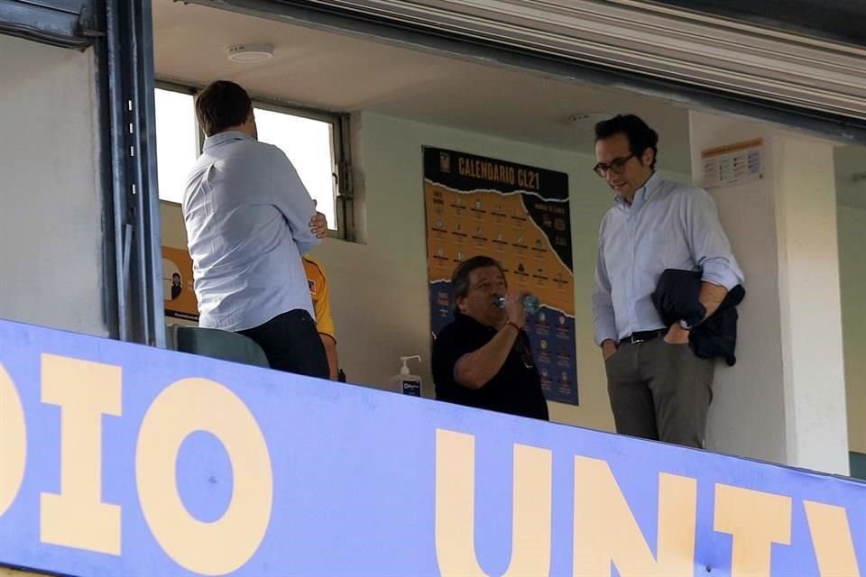 Miguel Herrera está en el palco del club del Uni, junto al vicepresidente de Tigres, Mauricio Culebro.