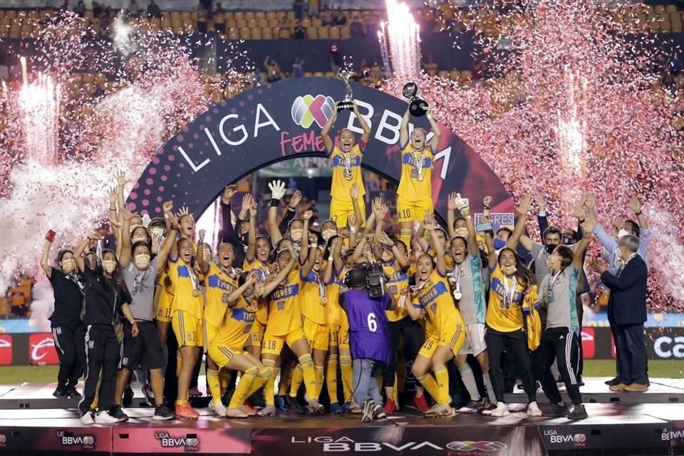 Tigres Femenil alzó este lunes su cuarto título de Liga y el bicampeonato de la Liga MX Femenil, tras vencer 5-2 a Chivas.