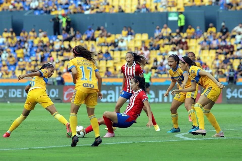 Las locales no se guardaron anda desde el arranque del partido.