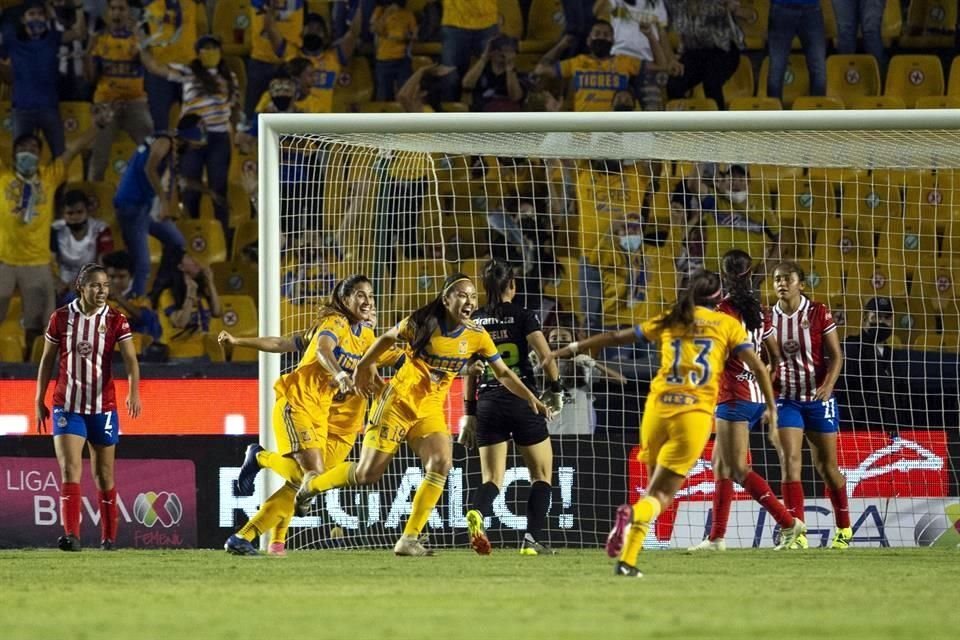 Blanca Solís puso calma en el Uni con un gol al minuto 89.