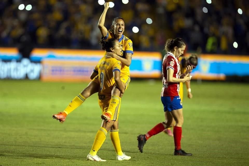 Mayor anotó el quinto de la noche para las felinas y los festejos comenzaron en la cancha.