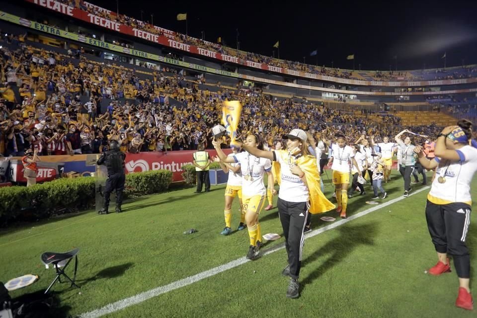 Cerca de 15 mil aficionados presenciaron esta noche el duelo en el Estadio Universitario.