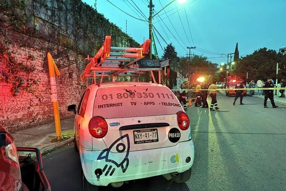 Se trata de un trabajador de una empresa de telefonía quien al parecer tocó los cables de alta tensión cuando laboraba en las alturas.