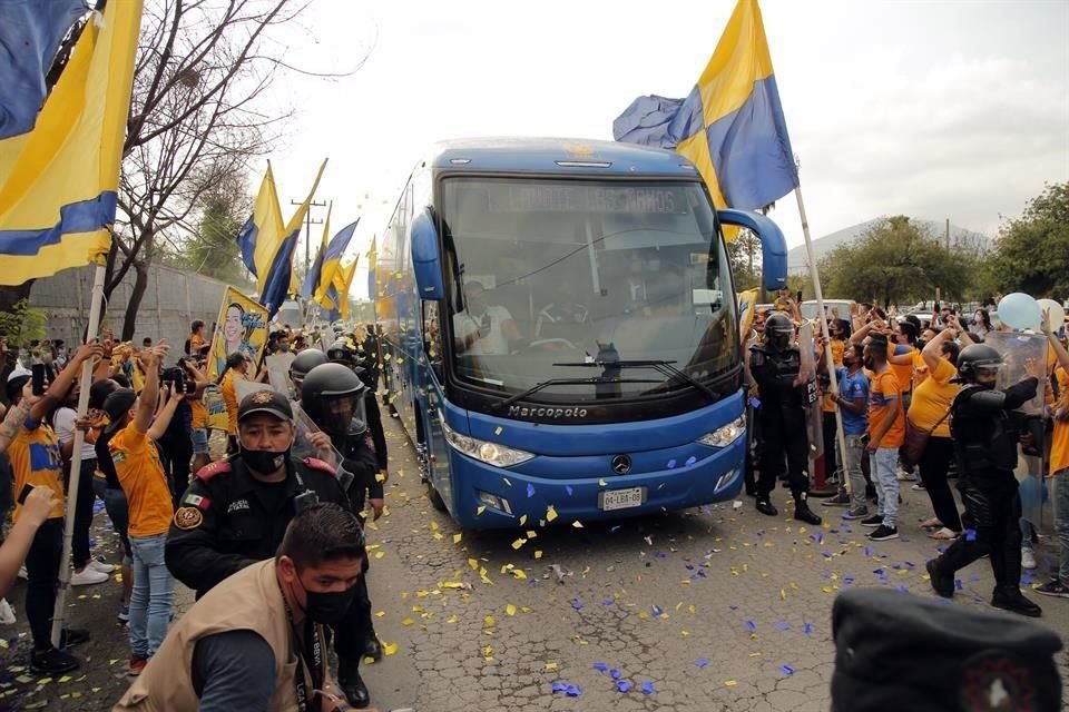 El apoyo de la afición se vio desde el recibimiento al autobús.