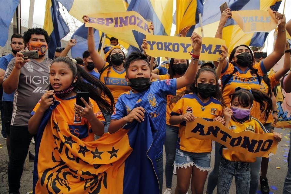 Niños y niñas también dejaron sentir su apoyo a las jugadoras.