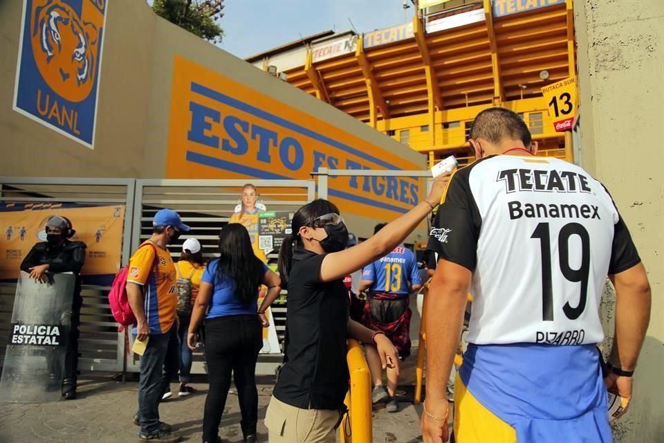 No podía faltar el protocolo sanitario antes de ingresar al estadio.