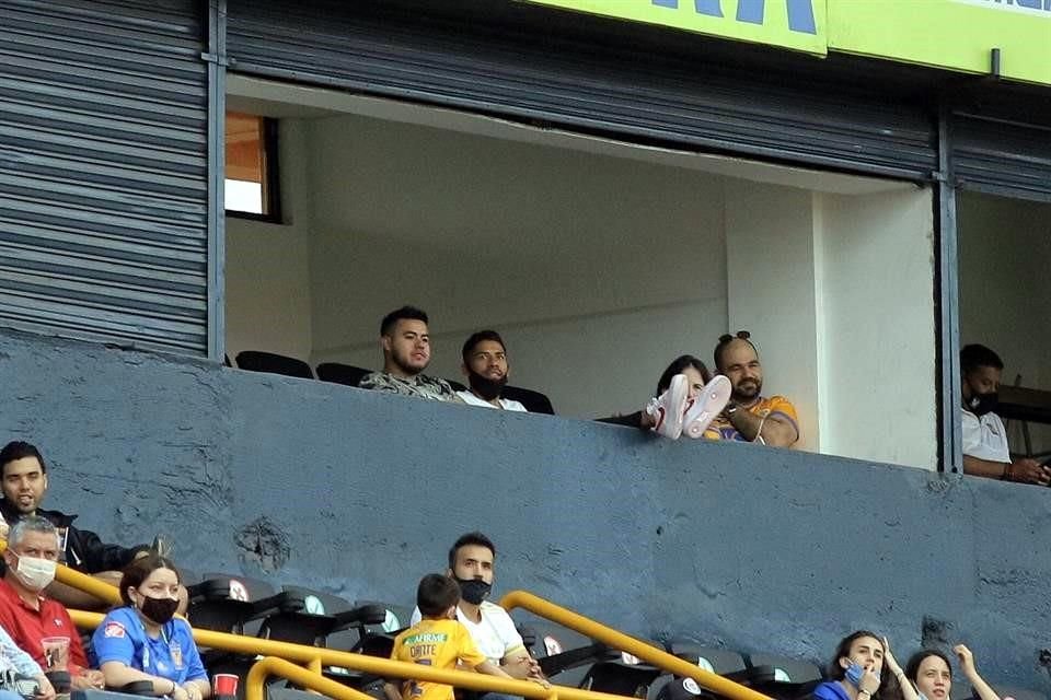 En otra área del estadio se encontraba Javier Aquino.