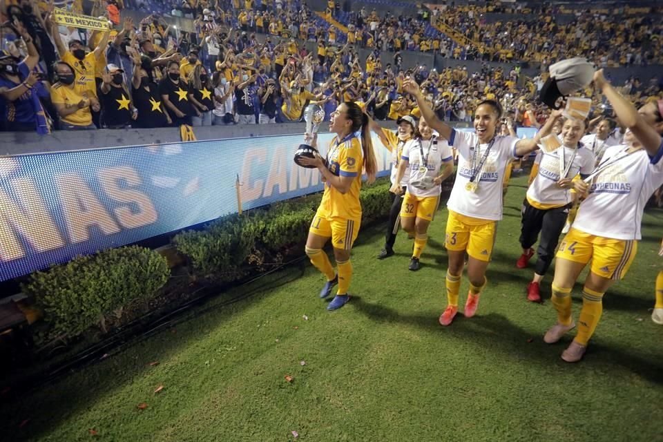 Las jugadoras de Tigres Femenil pudieron dar la primera vuelta olímpica en su casa, ya que el torneo anterior no había público.