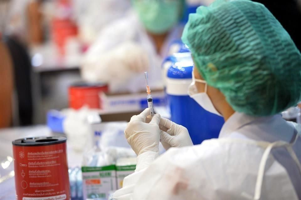 Una enfermera prepara la vacuna desarrollada por la farmacéutica china Sinovac contra el Covid-19, en Bangkok, Tailandia, el 31 de mayo.