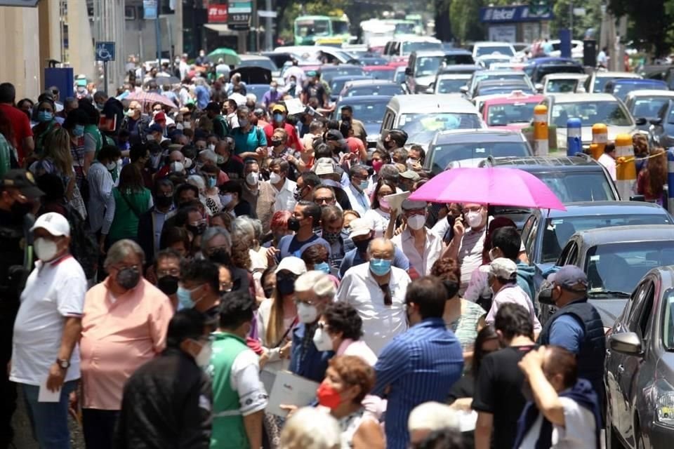 Adultos mayores de la Alcaldía Benito Juárez padecieron aglomeraciones en la aplicación de la segunda dosis de la vacuna contra Covid-19.