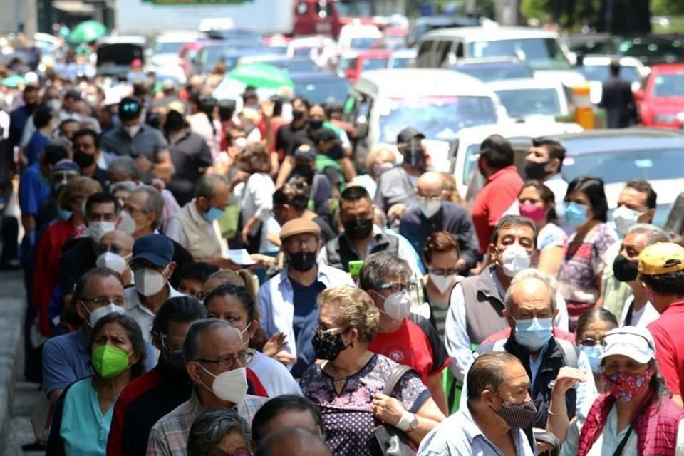 Las filas de adultos mayores daba la vuelta a la manzana hasta llegar a la entrada principal del World Trade Center.