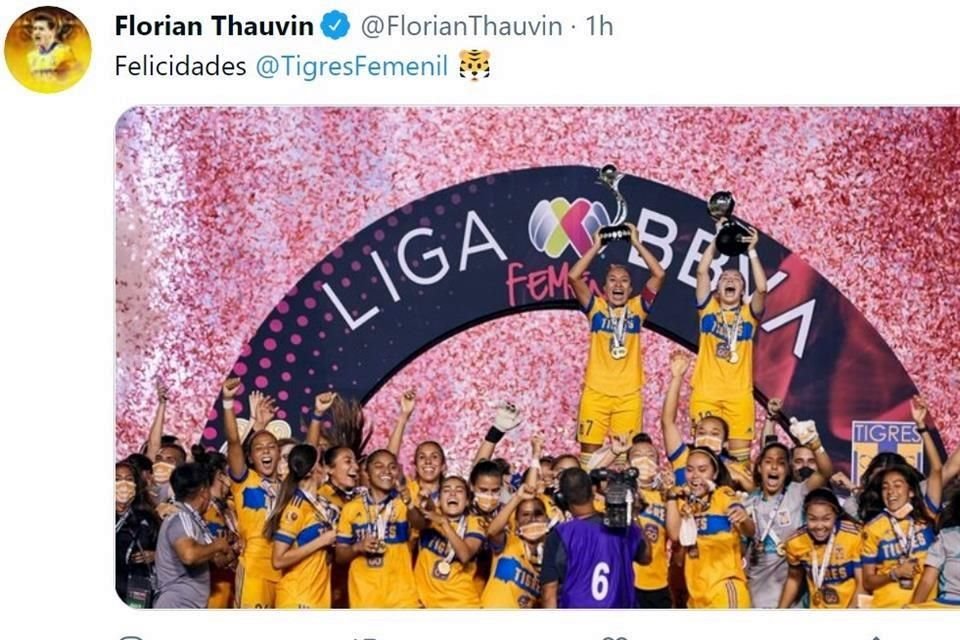 El delantero de Tigres se subió al carrito y felicitó al equipo femenil.