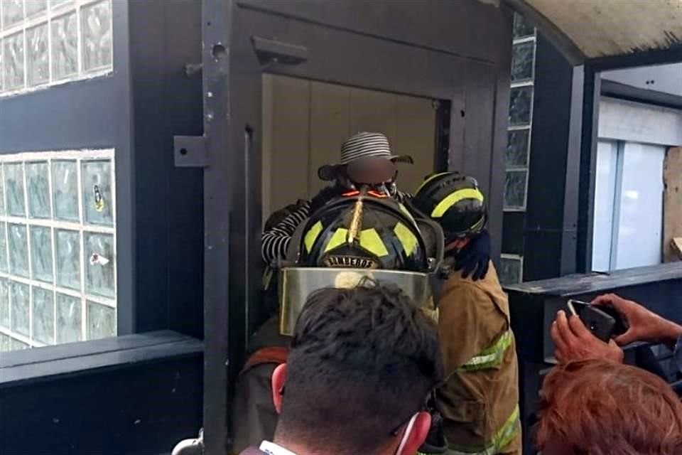 Dos mujeres que no podían salir del elevador del @MetrobusCDMX en la estación Perisur, tuvieron que ser auxiliadas por bomberos.