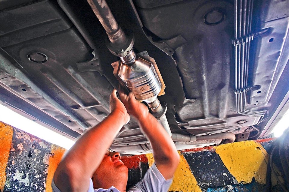 Los catalizadores se encargan de aminorar la emisión de gases contaminantes de los automotores.