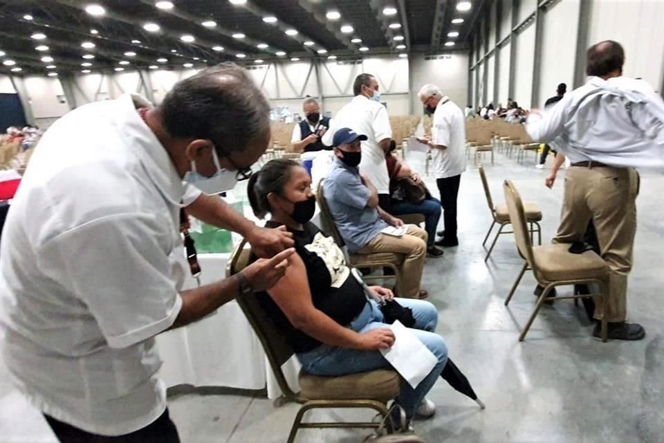 Aunque se había anunciado que la vacunación para mayores de 40 se extendería a habitantes de más municipios, la Brigada Correcaminos precisó que sólo quienes tengan residencia en Monterrey recibirán la dosis.