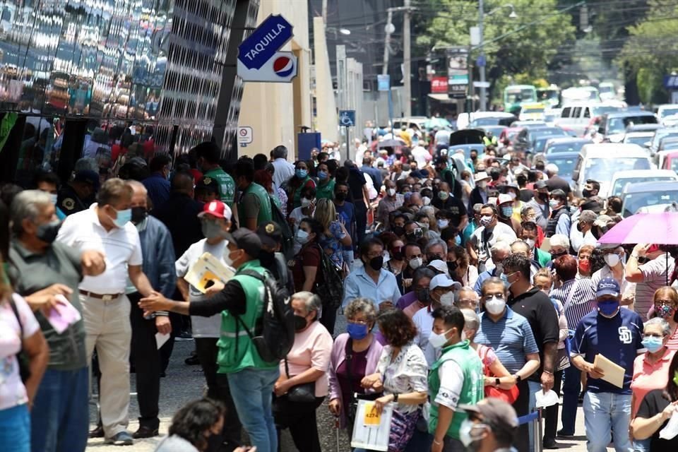 'Llevo aquí dos horas, vamos a la mitad, todavía ni siquiera llegamos a la esquina. La vez pasada estuvo muy ágil', contó una mujer, en Pepsi Center.