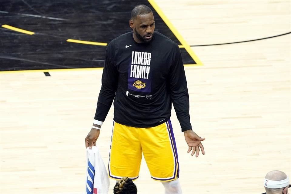 Los 24 puntos de LeBron James no sirvieron de nada y los Lakers están cerca de ser eliminados.