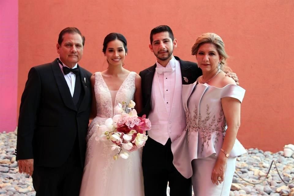 José Garza Garza, Daniela Flores González, José Garza Uresti y Martha Uresti de Garza