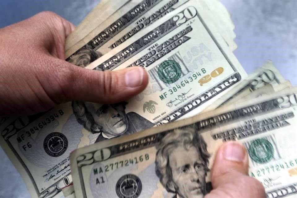 En las sucursales de Citibanamex, el dólar disminuyó su precio en 12 centavos a 18 unidades a la venta y a 17.02 pesos la compra.