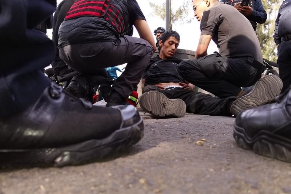 La pareja se encontraba en la esquina de Calle Bernardino de Sahagún y Puente de Alvarado, cerca de una plaza donde duerme desde hace años, pues vive en condición de calle.