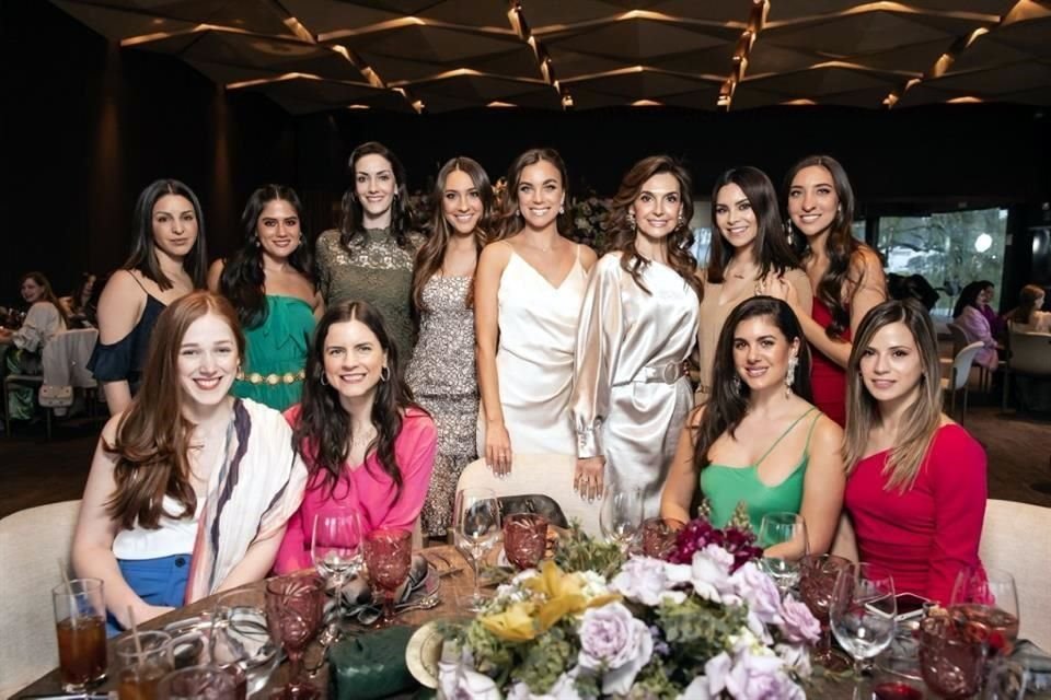 Alma Guerra, Caty Cavazos, Ana Sofía García, Fer Gutiérrez, la novia, Connie Rosales de Gutiérrez, Ana Cecy Santacruz, Daniela Gutiérrez, Lucía de la Garza, Pilar Díaz, Alba Fernández y Tania Ramos