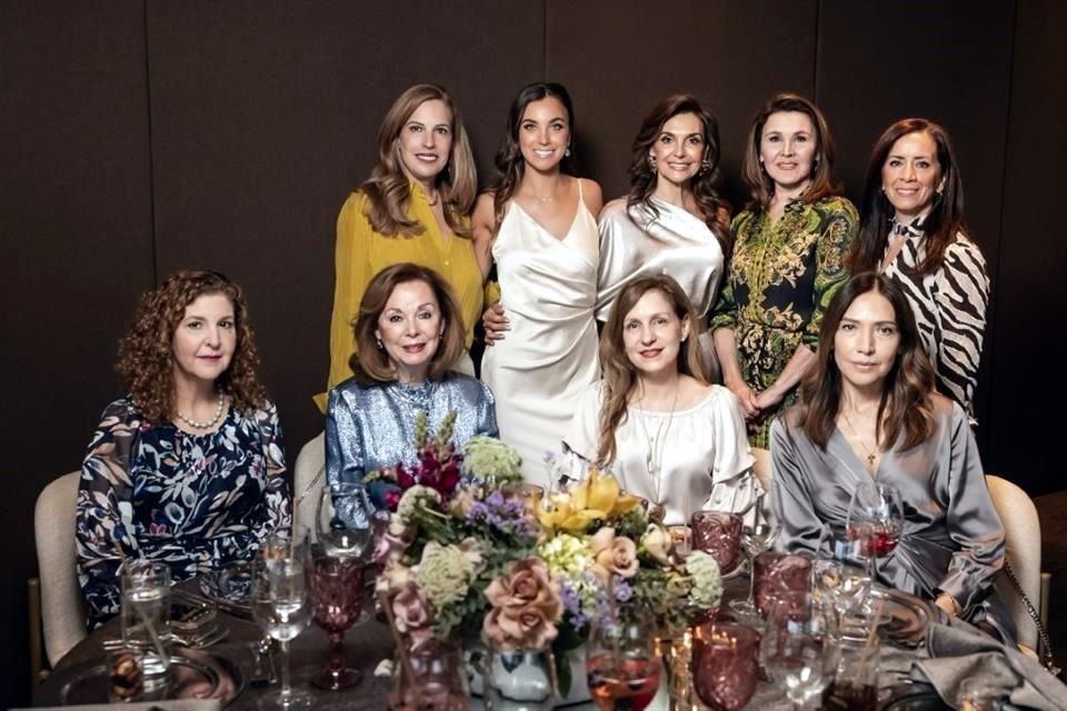 Dora V. de Villarreal, la novia, Connie Rosales de Gutiérrez, Teresa M. de Garza, Mónica L. de Morales, Gabriela G. de Villarreal, Lourdes T. de Páez, Cordelia M. de González y Edna C. de Yarte