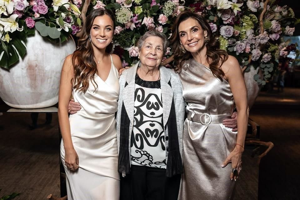 La novia con Blanca de la Garza y Connie Rosales de Gutiérrez