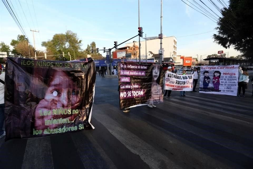 Padres de familia del Colegio Carmel llevaron a cabo ayer un cierre para visibilizar la problemática.