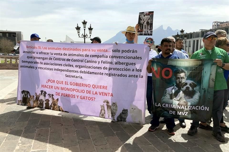 Un grupo de personas protesta en el Palacio de Gobierno, en contra de un decreto propuesto por Samuel García que prohíbe la venta de perros.